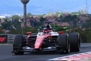 Leclerc lidera primeiro treino livre na Hungria; Aston Martin estreia pacote de 16 atualizações