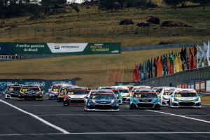 Gabriel Koenigkan vence a primeira corrida da Stock Light no Velocitta