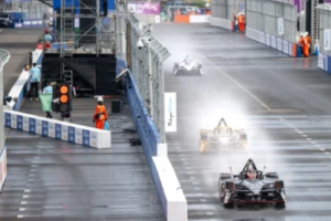 De Vries vence corrida caótica no ePrix de Tóquio após bandeira vermelha e volta final decisiva