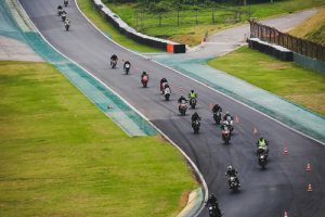 Rinaldi estreia no Festival Interlagos e reforça estratégia de proximidade com motociclistas e parceiros