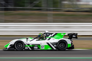 Com novo patrocinador, Pedro Oliveira busca título antecipado do Radical Challenge UK em Silverstone