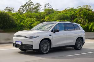 Leapmotor lança adaptador V2L que transforma seus carros em fonte portátil de energia
