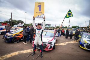 Henrique Basso vira sobre Gabriel Ymagawa na última curva e vence Corrida 2 do MBR em Cascavel