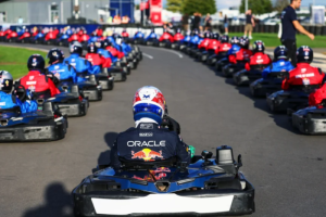Verstappen enfrenta 100 karts, sobrevive à carnificina e conquista vitória impressionante