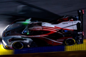 Porsche vence batalha caótica em Road Atlanta e entra para a história da IMSA