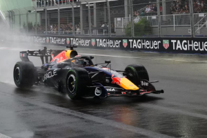Verstappen vence Sprint em Singapura após batida entre McLarens na última volta