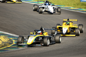 Pedro Lins leva Starrett Bandeiras Bassani ao pódio da corrida 3 da F4 Brasil em Interlagos