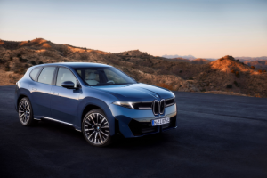 Dois pneus P Zero personalizados para o BMW iX3, ambos com tecnologia Elect