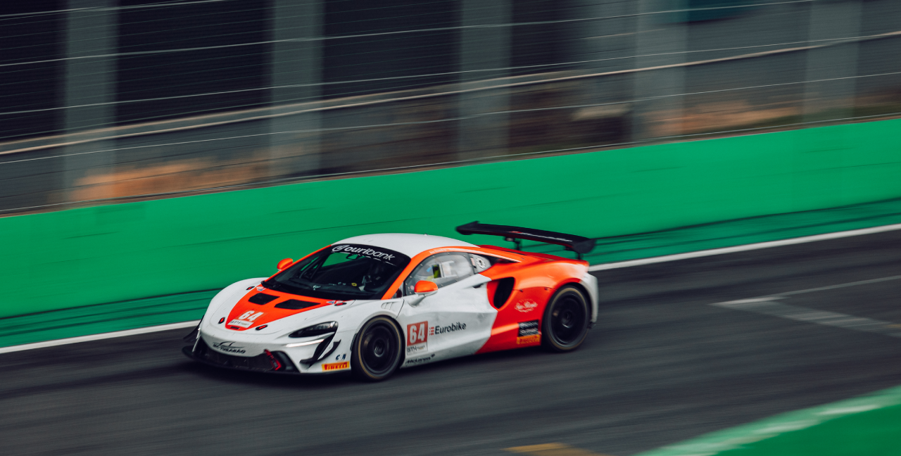McLaren Artura GT4 vence ...